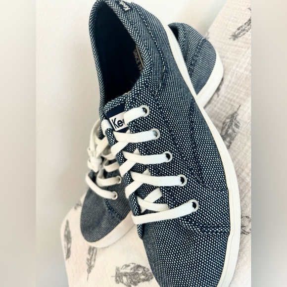 KEDS NWOT BLUE/WHITE PRINTED WOMENS SNEAKERS SIZE W10 - Picture 3 of 4